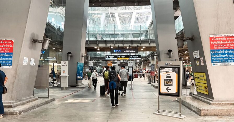 Saguão do Aeroporto Suvarnabhumi, em Bangkok