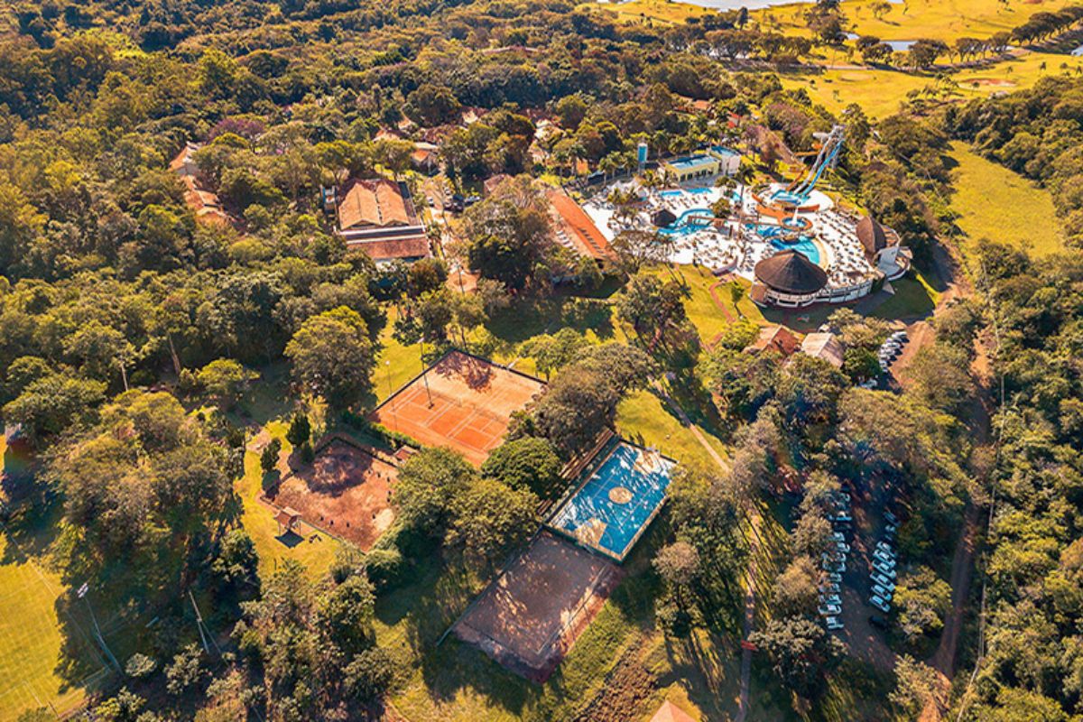 Panorama de hotel no interior do Parana em meio à natureza