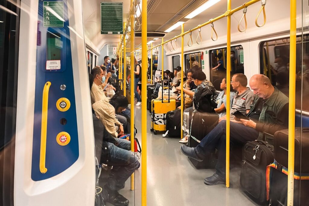 Airport Rail Link saindo do Aeroporto Suvarnabhumi, em Bangkok