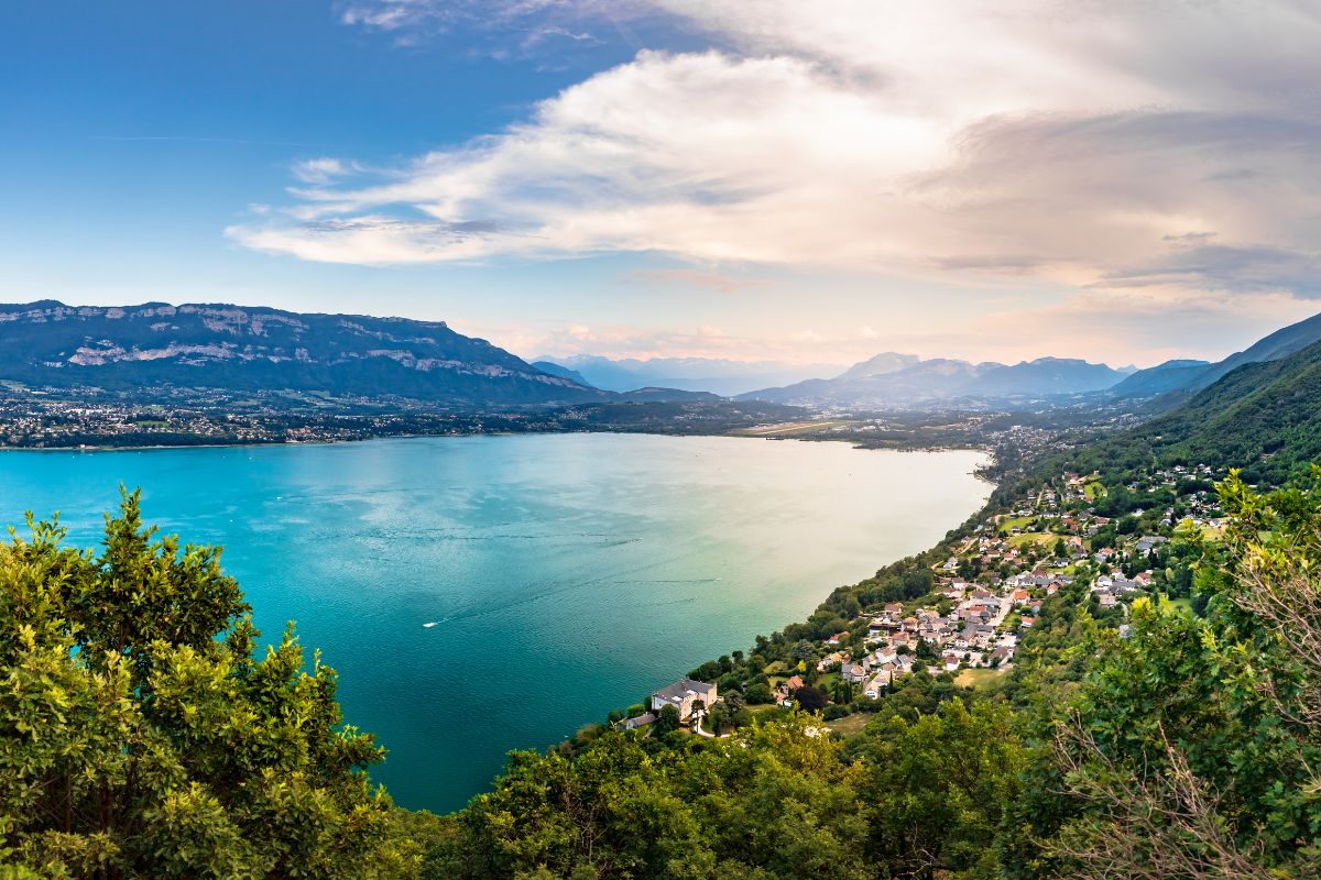 Panorama da cidade de Aix-les-Bains nas margens de lago