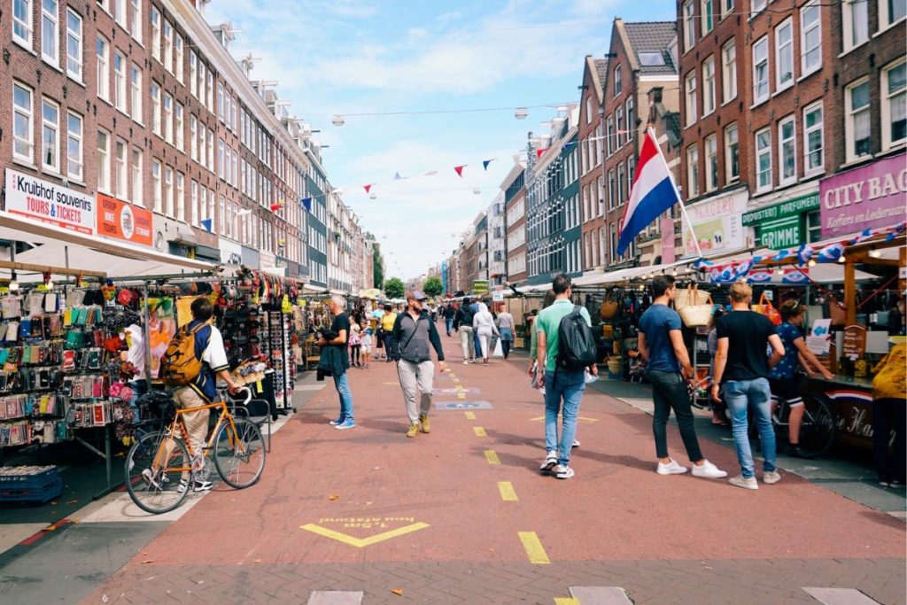 Mercado de rua Albert Cuypmarkt, em Amsterdam