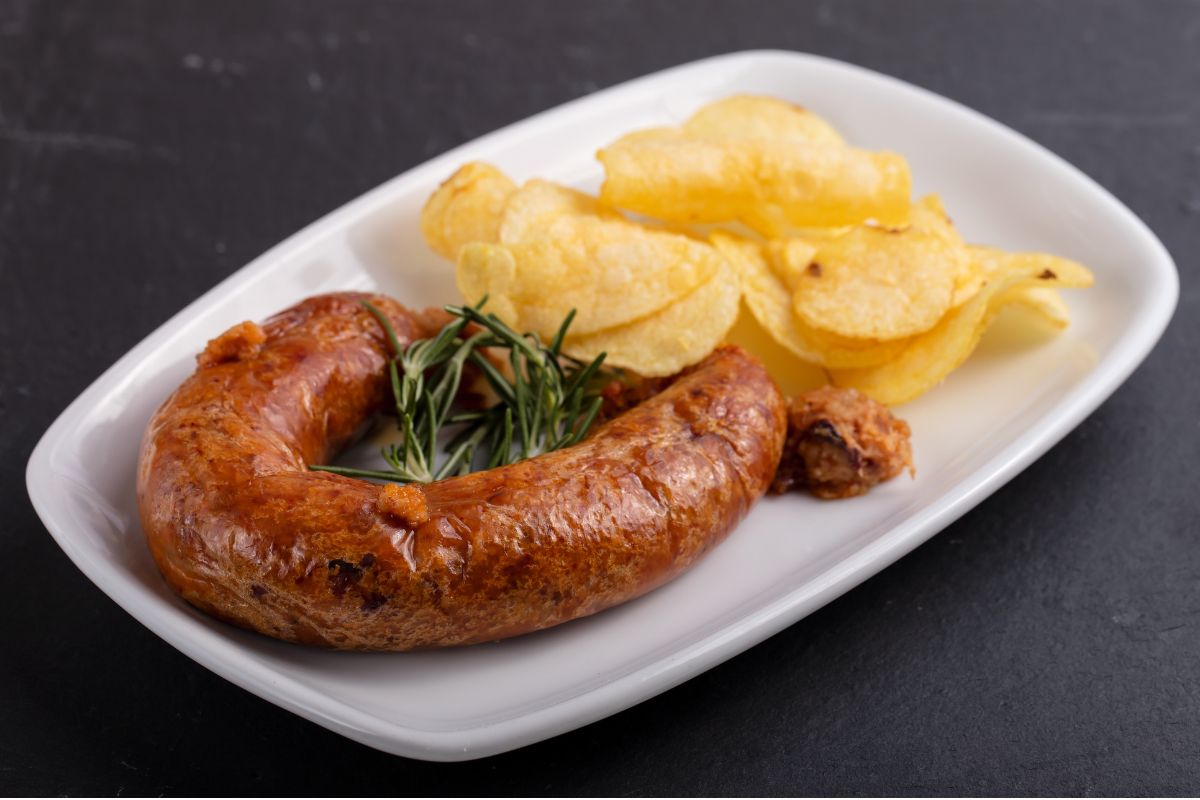 Prato com alheira e batatas
