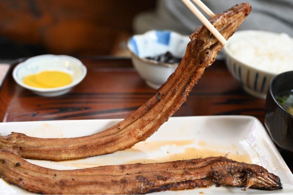 Anago, ou enguia de água salgada, servido grelhado em um restaurante costeiro do Japão