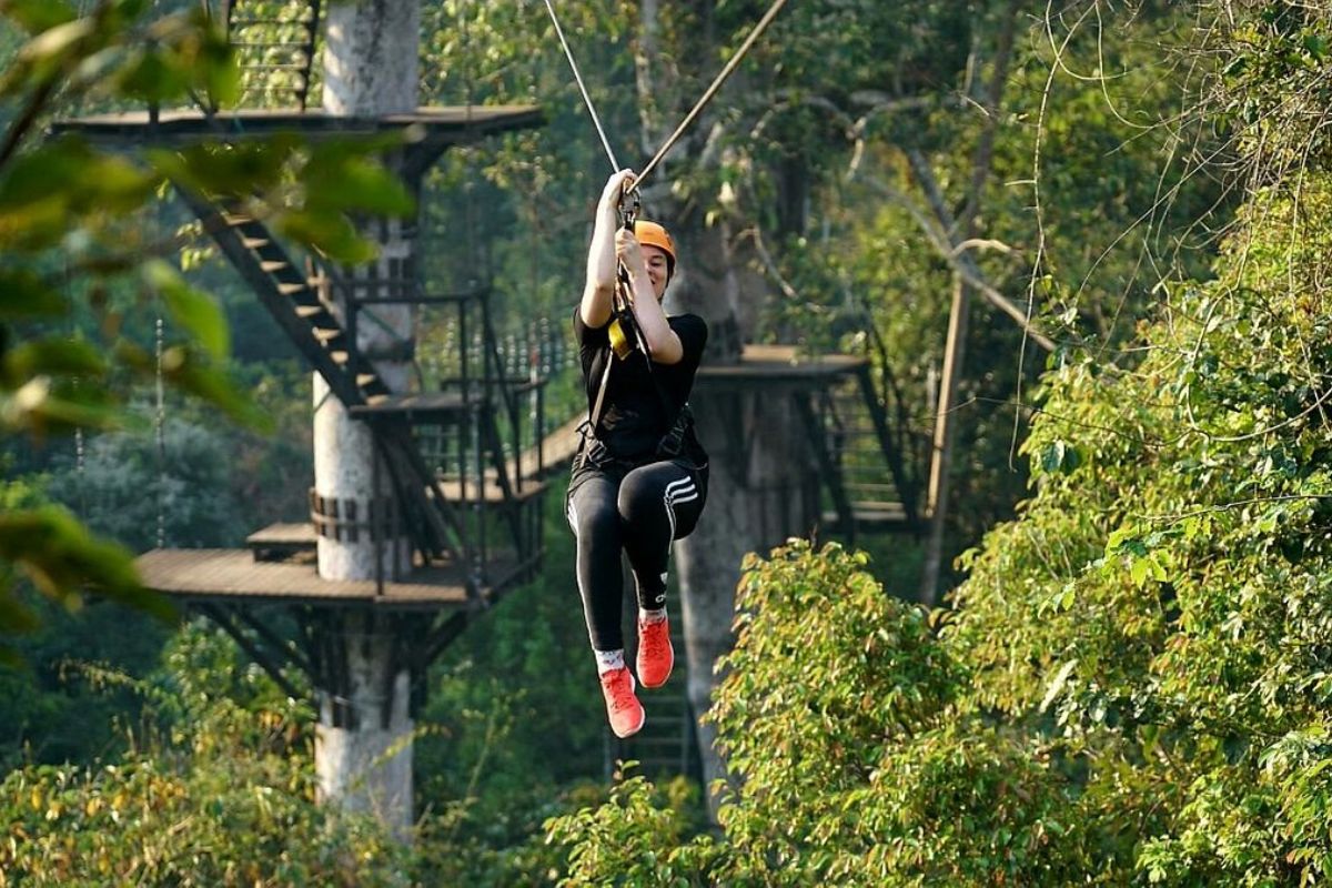 Turista na tirolesa do Angkor Zipline