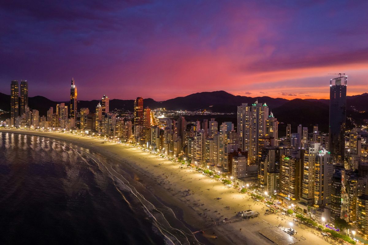 Panorama de Balneário Camboriú ao anoitecer