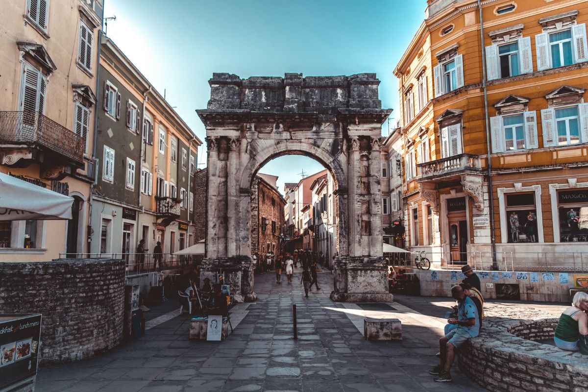 Arco dos Sergi, Pula