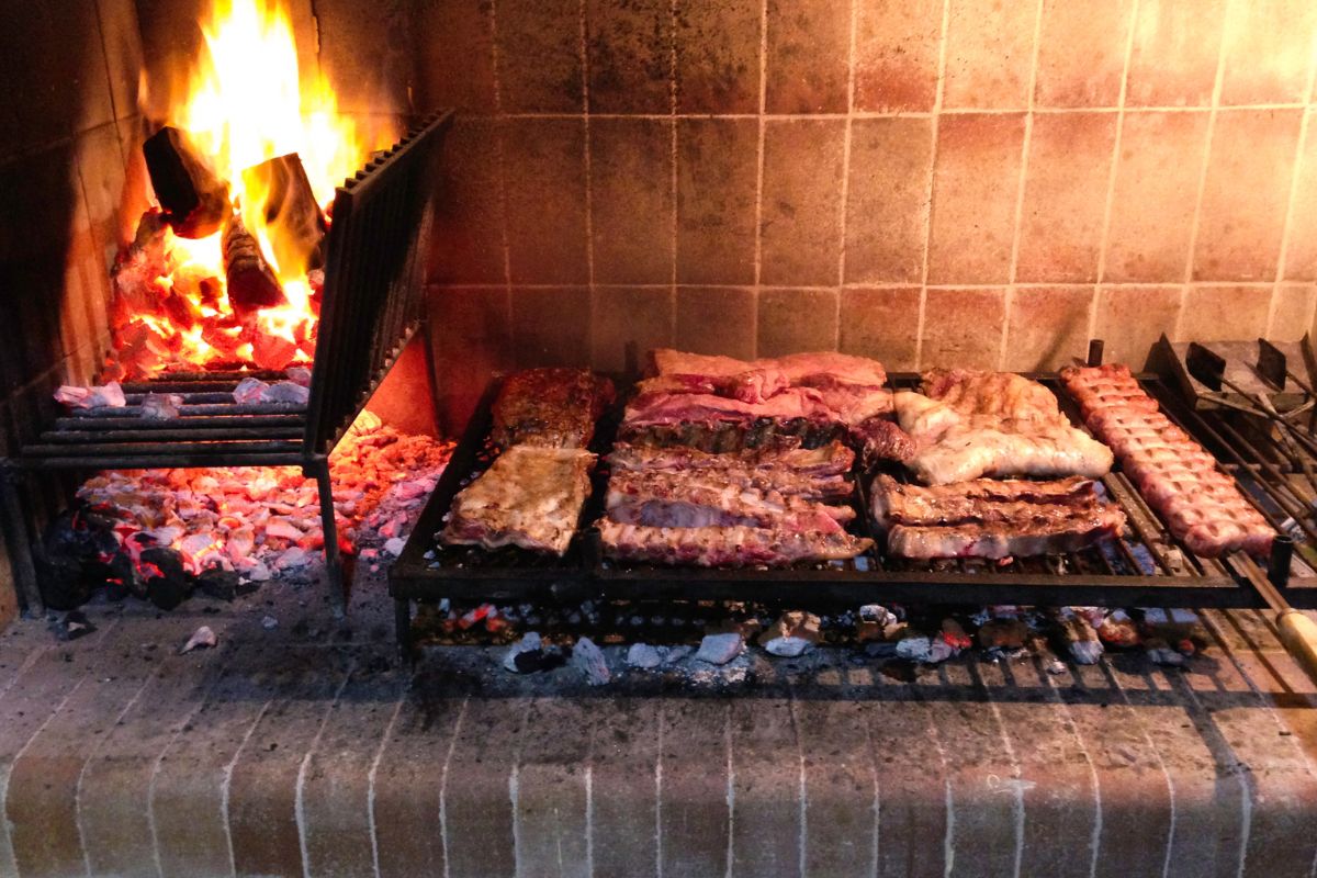 Carnes assando na parilla argentina