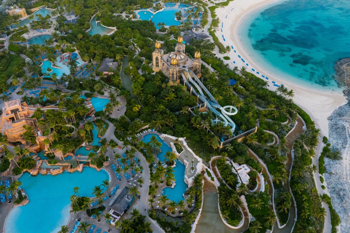 Imagem aérea da área de lazer do Atlantis Hotel