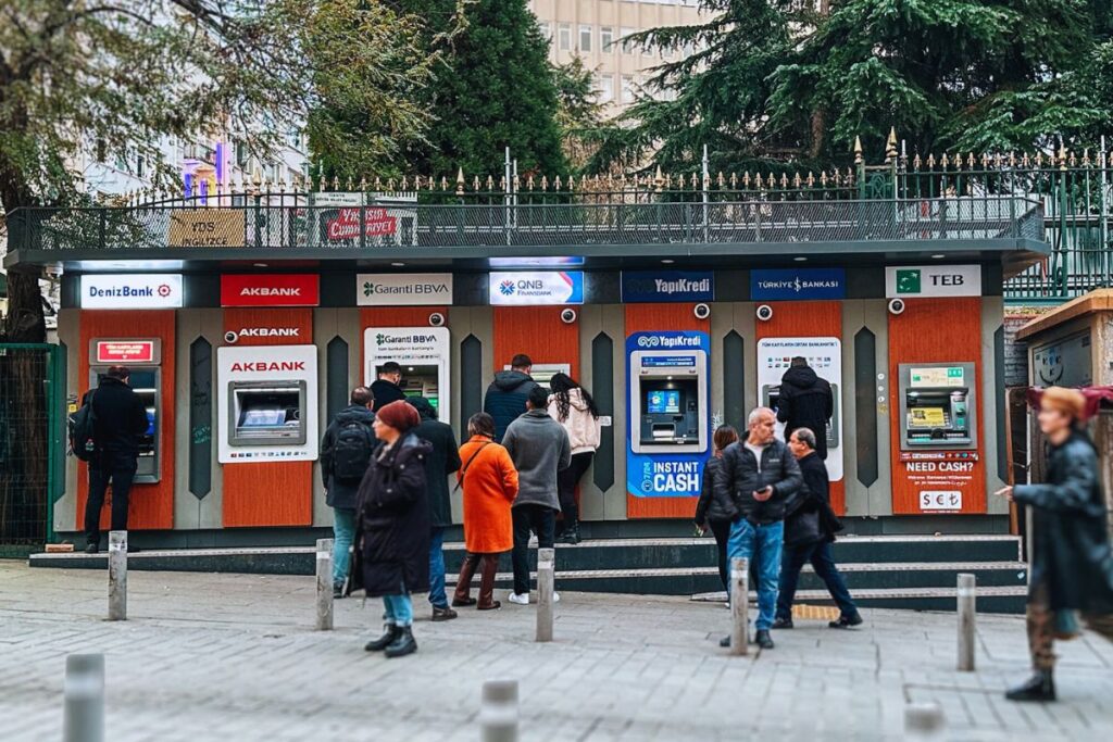 Caixas eletrônicos em uma rua de Istambul