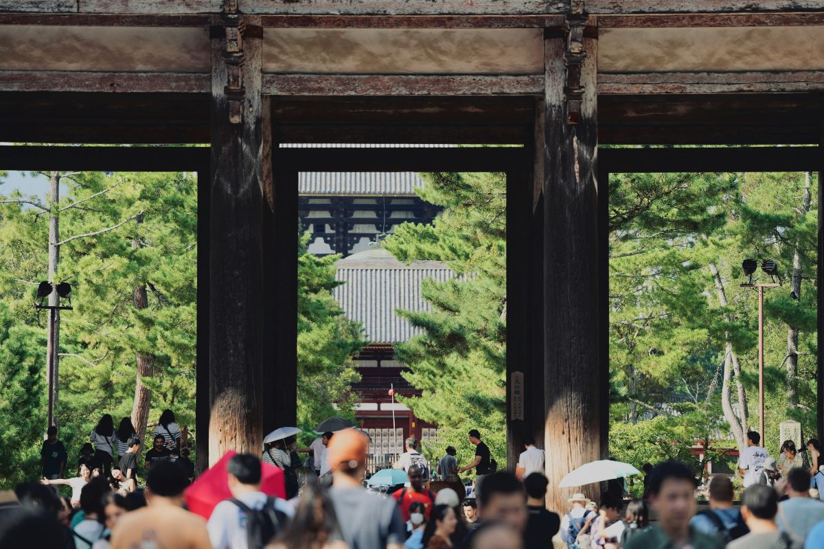 Muitos turistas em atração de Nara, no Japão