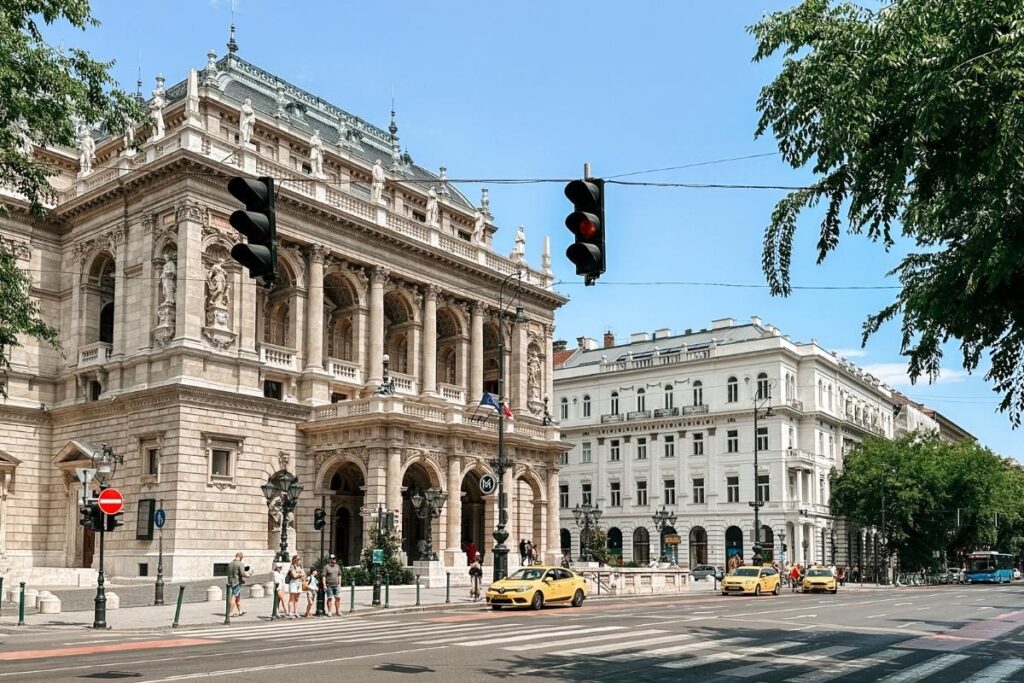 Avenida no centro de Budapeste, na Hungria