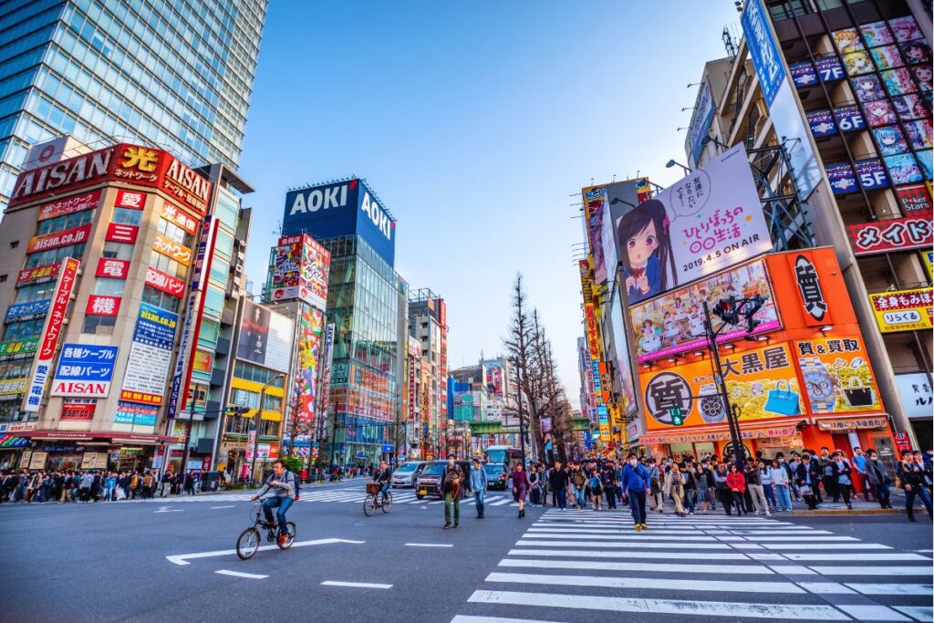 Prédios com letreiros no bairro de Akihabara, em Tóquio