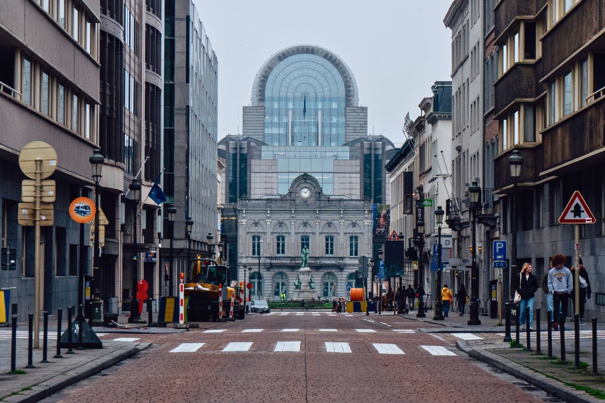 Fachada do Parlamento Europeu, em Bruxelas, visto da rua em frente