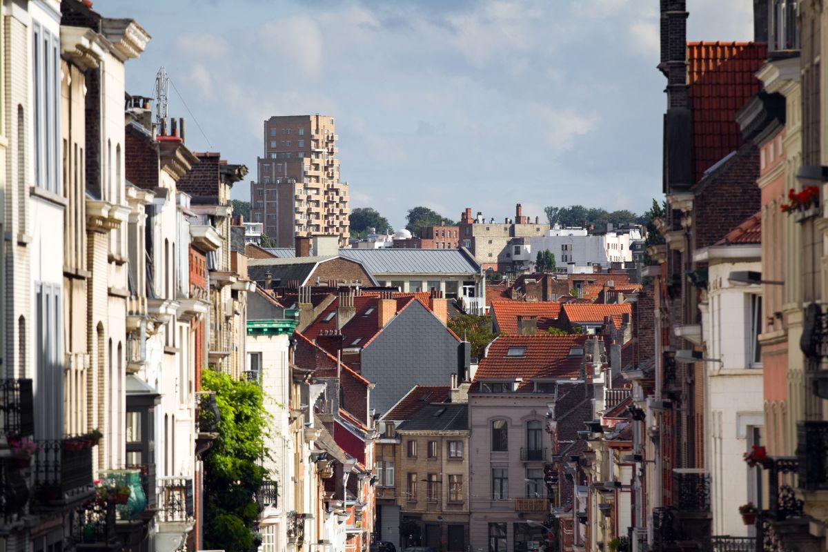 Casas no estilo sobrado em uma ladeira do bairro de Ixelles, em Bruxelas