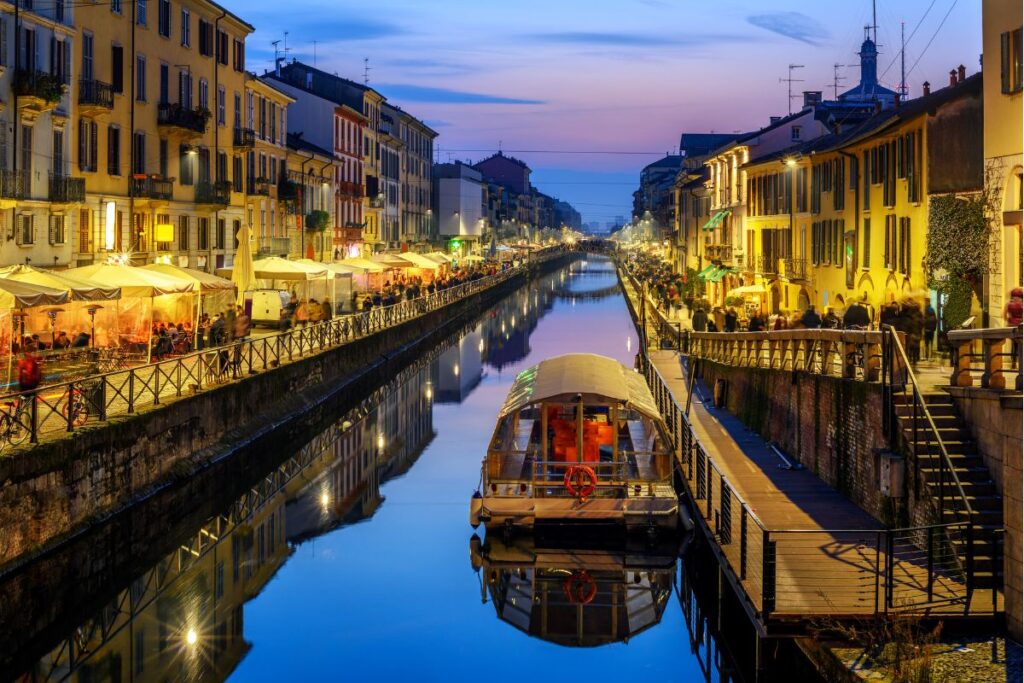 Cair da noite no bairro Navigli, em Milão