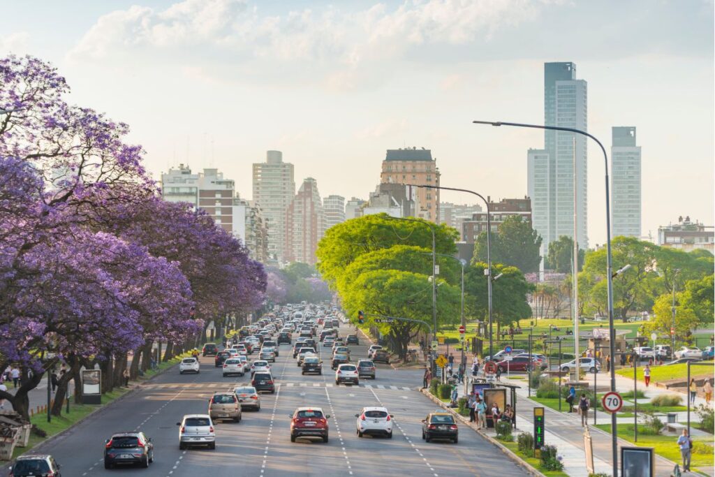 Avenida no bairro Palermo, em Buenos Aires