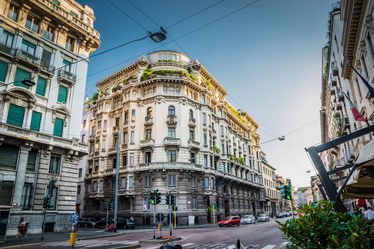 Cruzamento do bairro Porta Venezia, de Milão, na Itália, com prédios históricos conservados