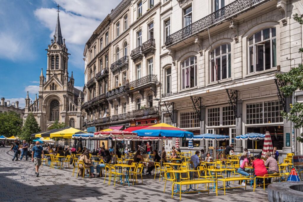 Mesas de restaurantes nas calçadas do bairro Saint-Gilles, em Bruxelas