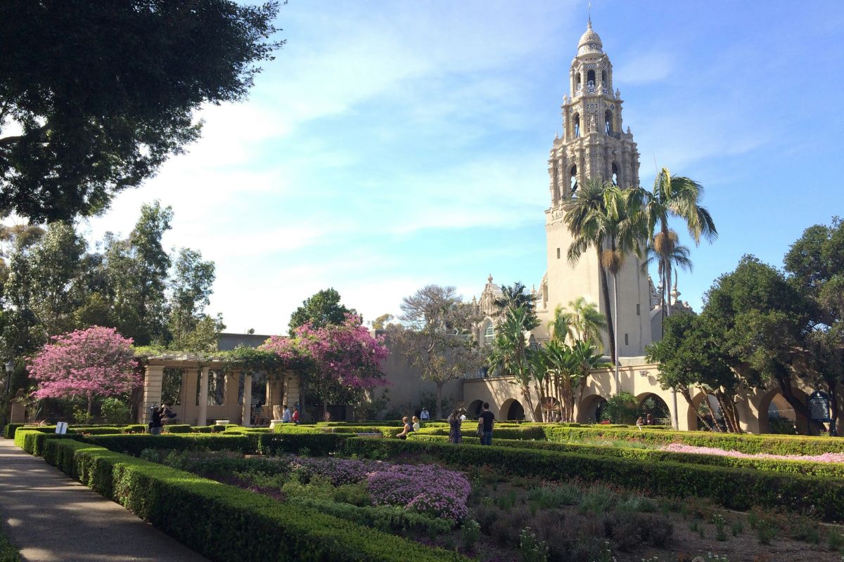 Edifício histórico e jardim do Balboa Park