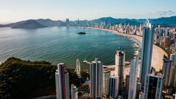 Imagem panorâmica de Balnerário Camboriu, em SC