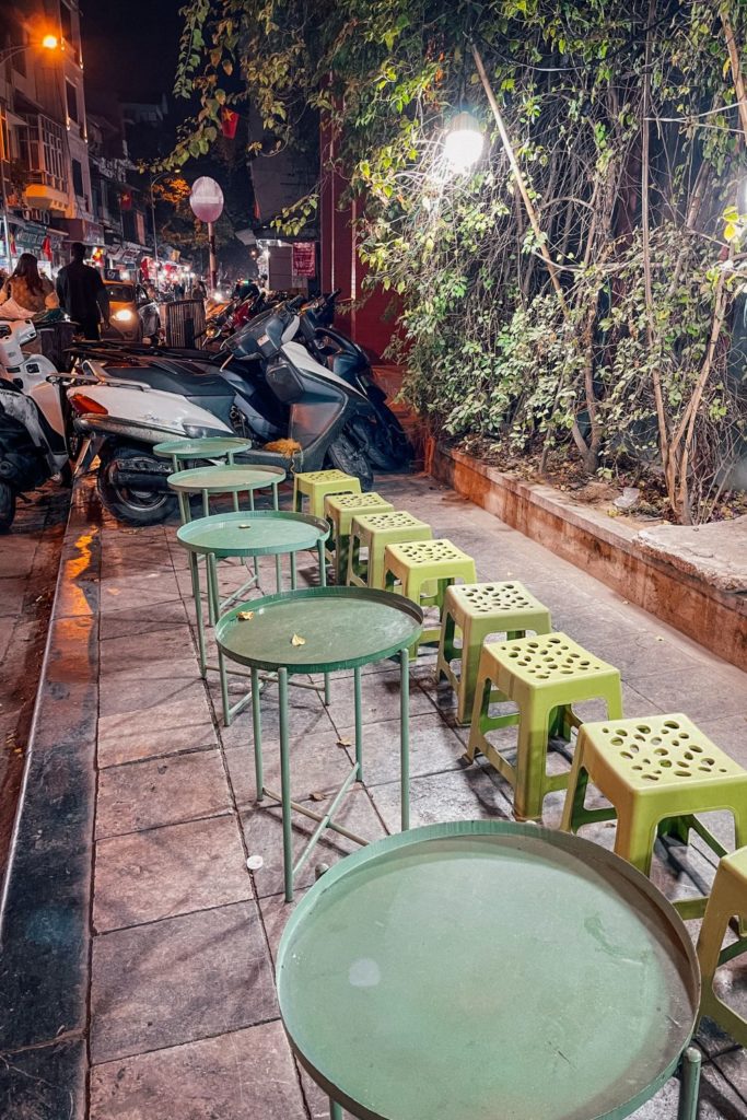 Mesas nas calçadas de Hanói