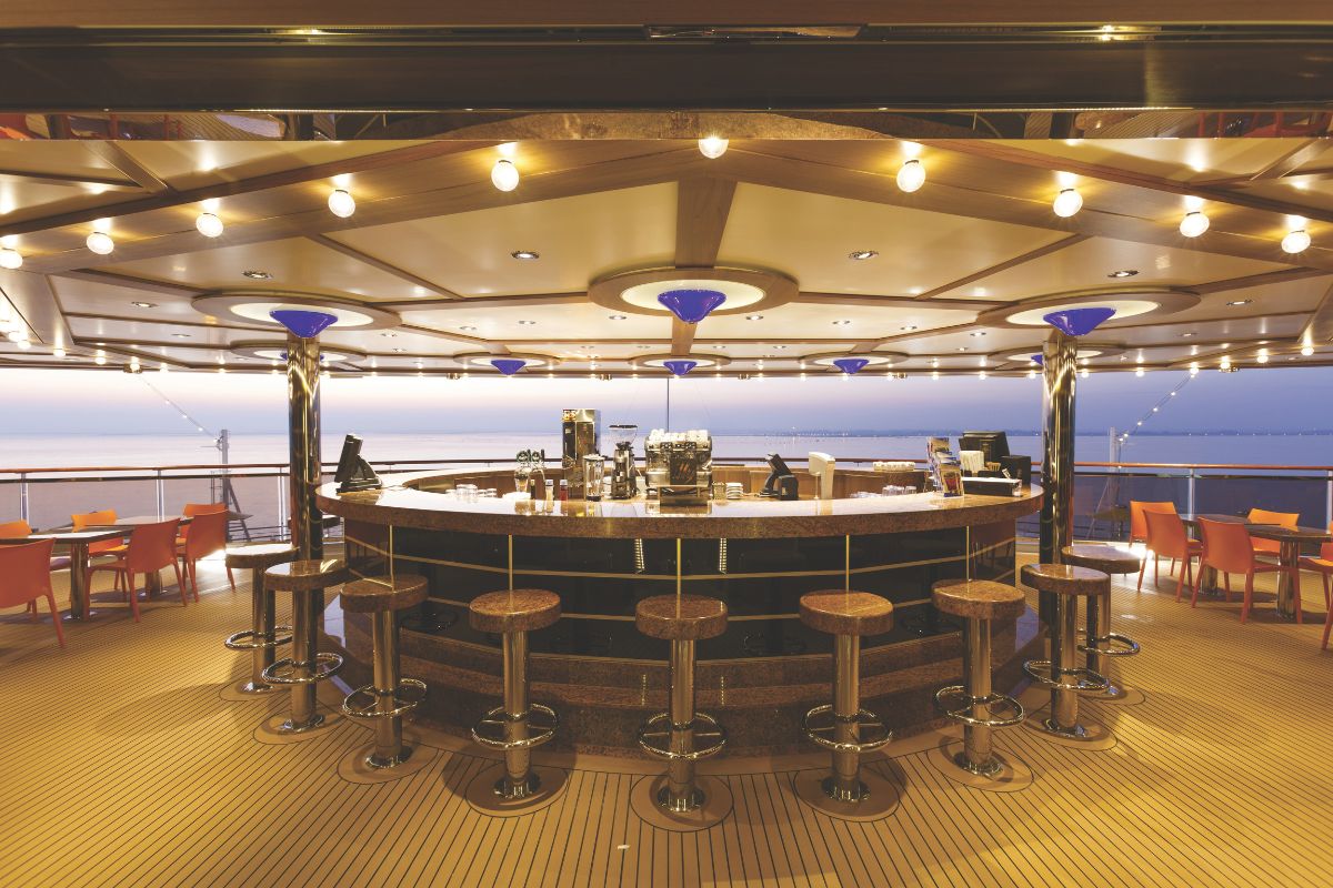 Bar no deck de navio da Costa Cruzeiros