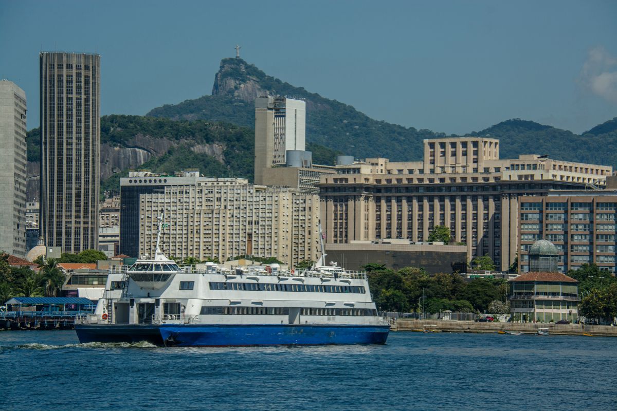 Barca que faz a ligação entre Rio de Janeiro e Niterói
