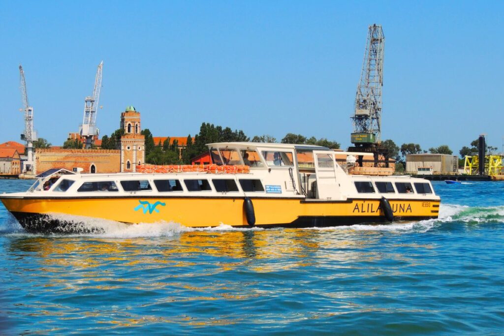 Embarcação da Alilaguna em Veneza, na Itália
