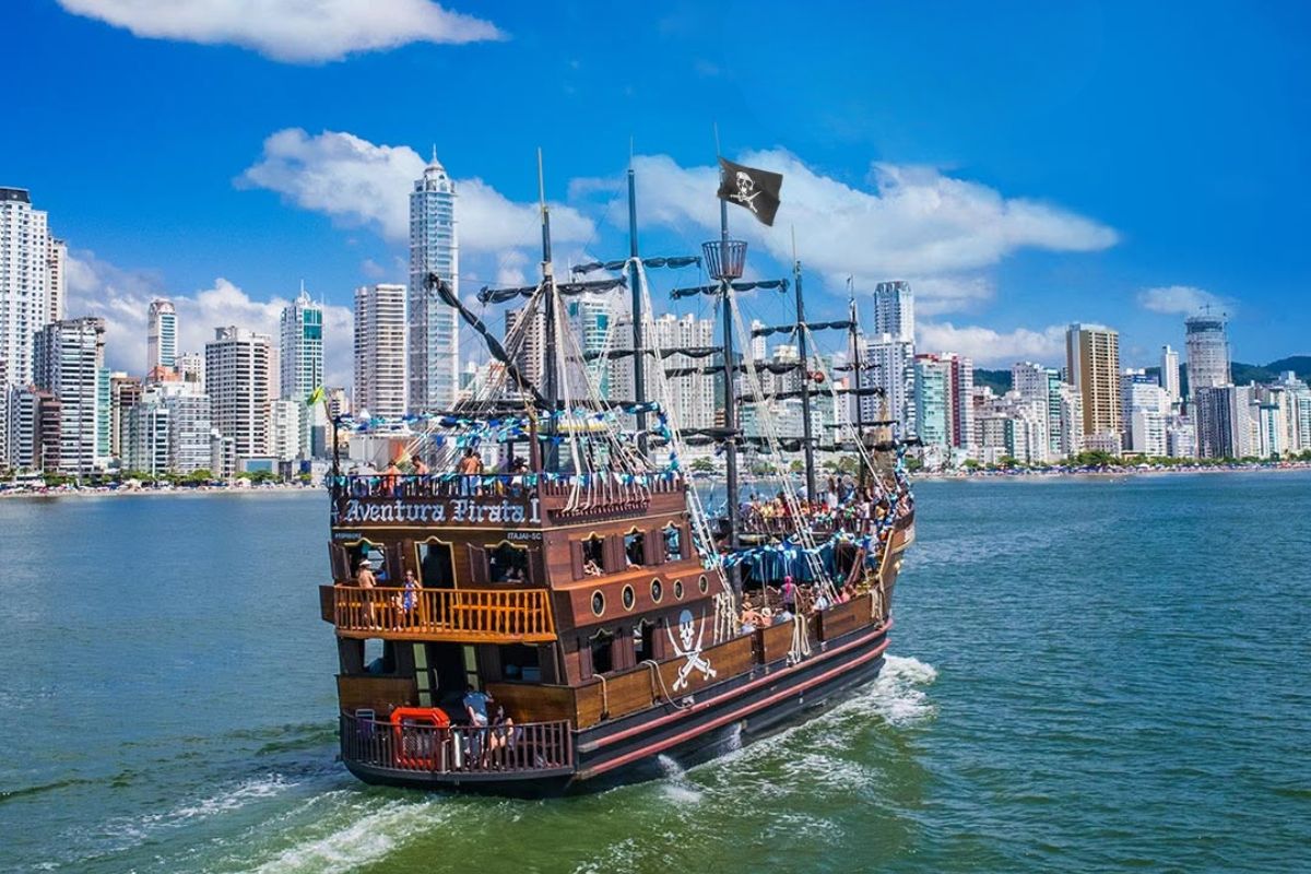 Passeio de barco pirata em Balneário Camboriú