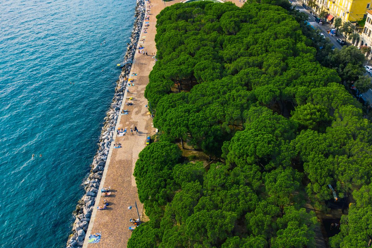 Calçadão de Barcola com pessoas tomando sol