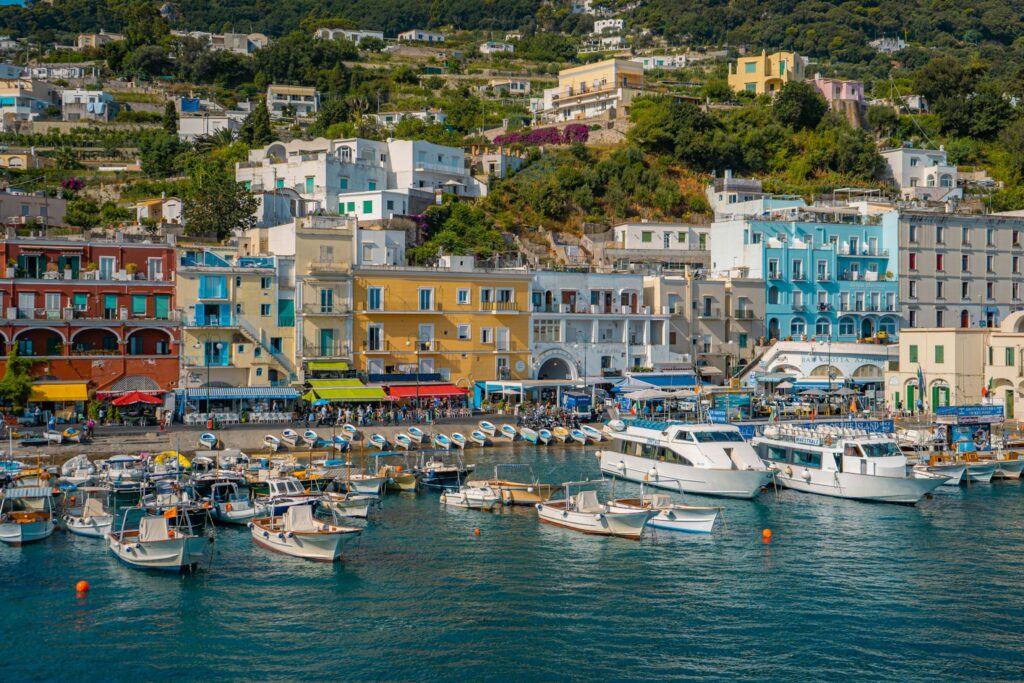 Barcos atracados na Marina Grande de Capri