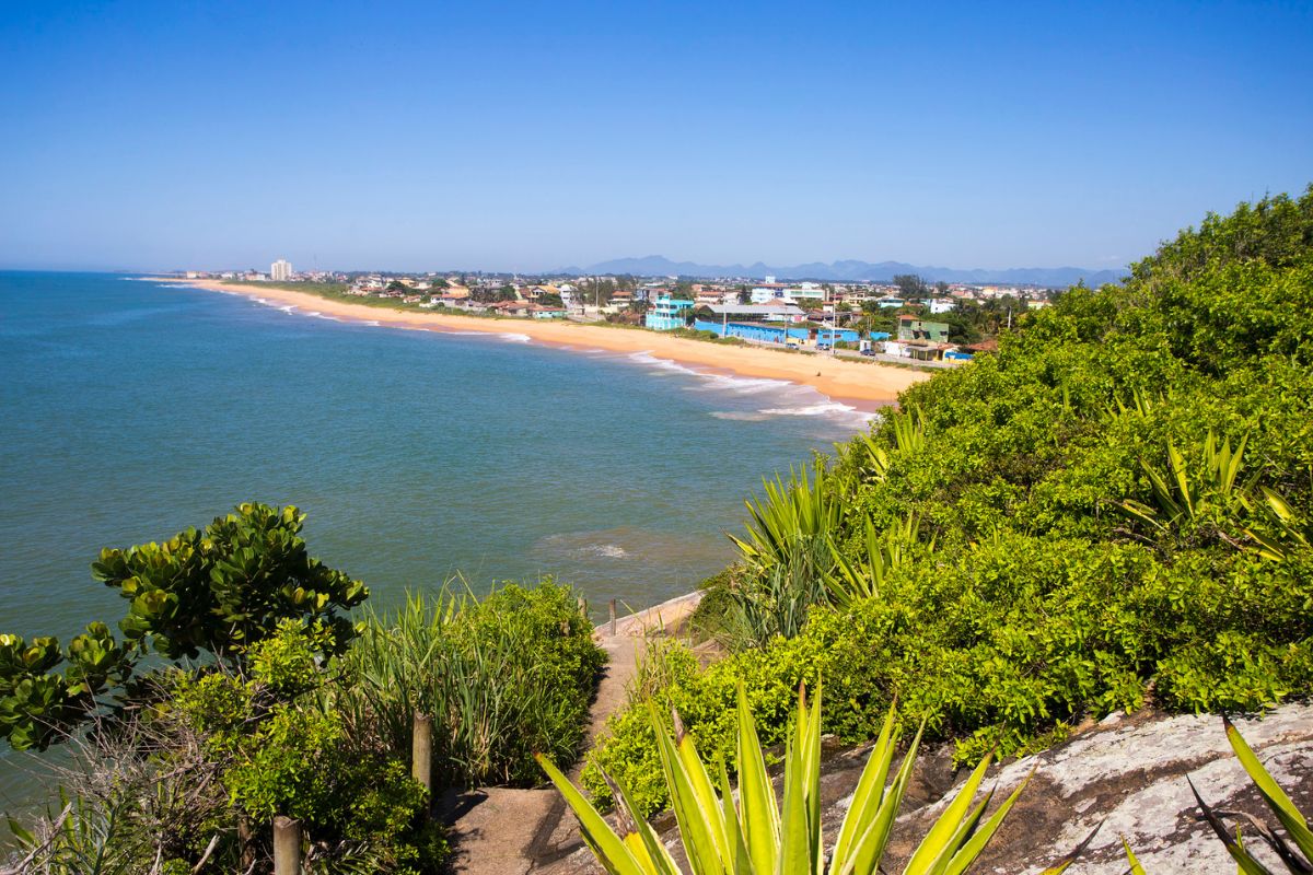 Imagem panorâmica da praia da Barra do Jucu