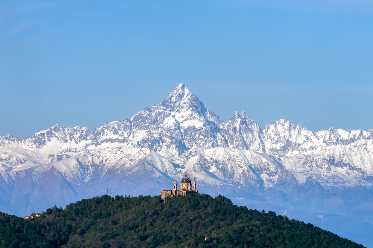 Basilica di Superga vista de longe com os Alpes ao fundo