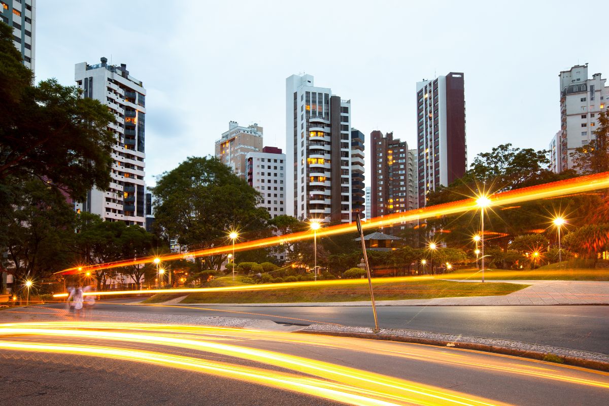 Movimento no bairro do Batel, em Curitiba