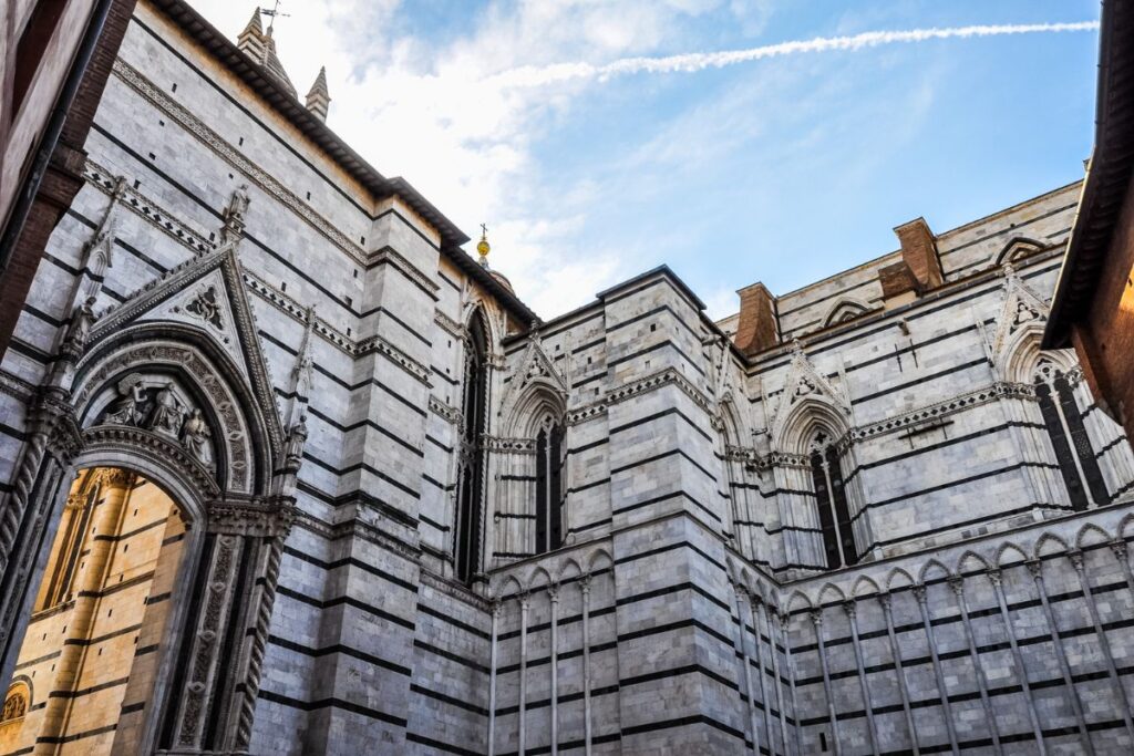 Ornamentos no exterior do Battistero di San Giovanni