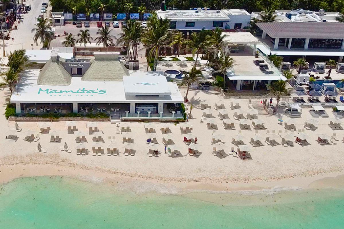 Grande estrutura do Beach Club Momita's, na Playa del Carmen, visto de cima, com espreguiçadeiras na areia e de frente para o mar