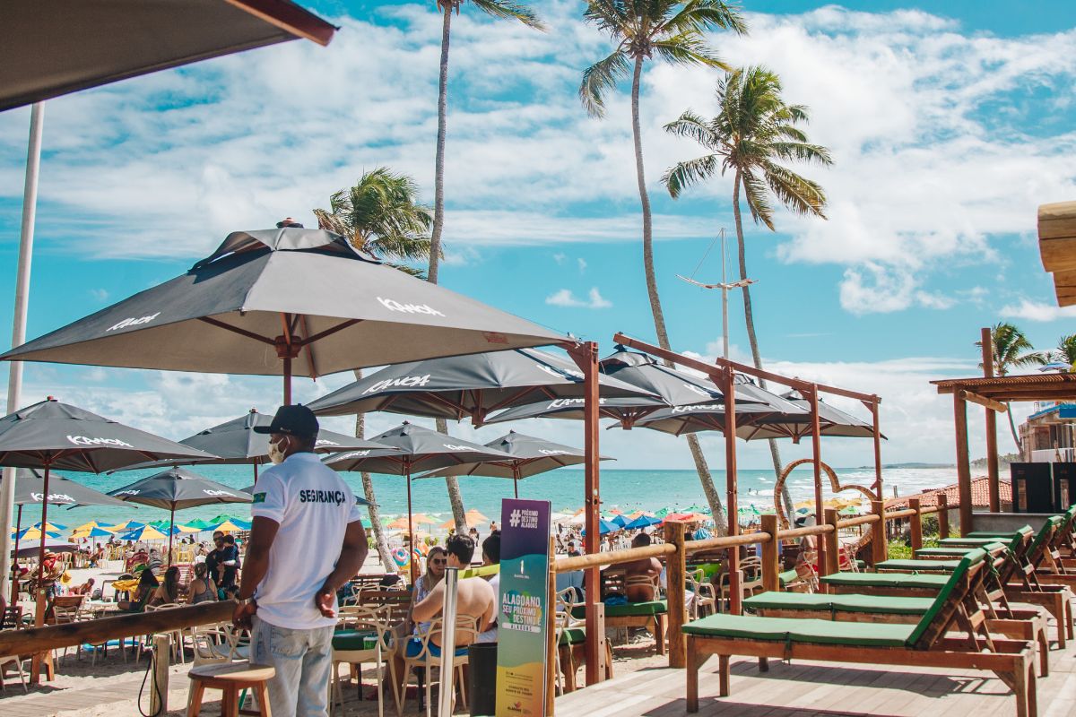 Estrutura de beach club à beira mar