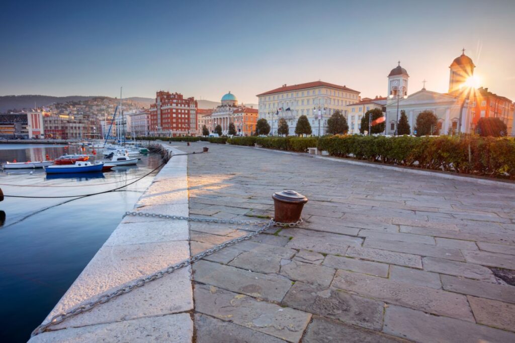 Pôr do sol na beira-mar de Trieste, na Itália