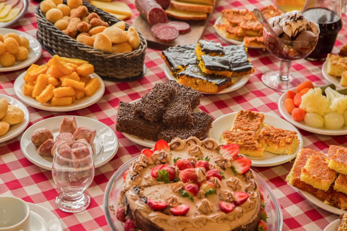 Mesa de café colonial em restaurante de Gramado