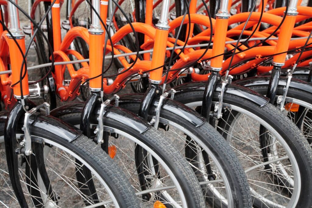 Bicicletas estacionadas em rua de Munique, na Alemanha