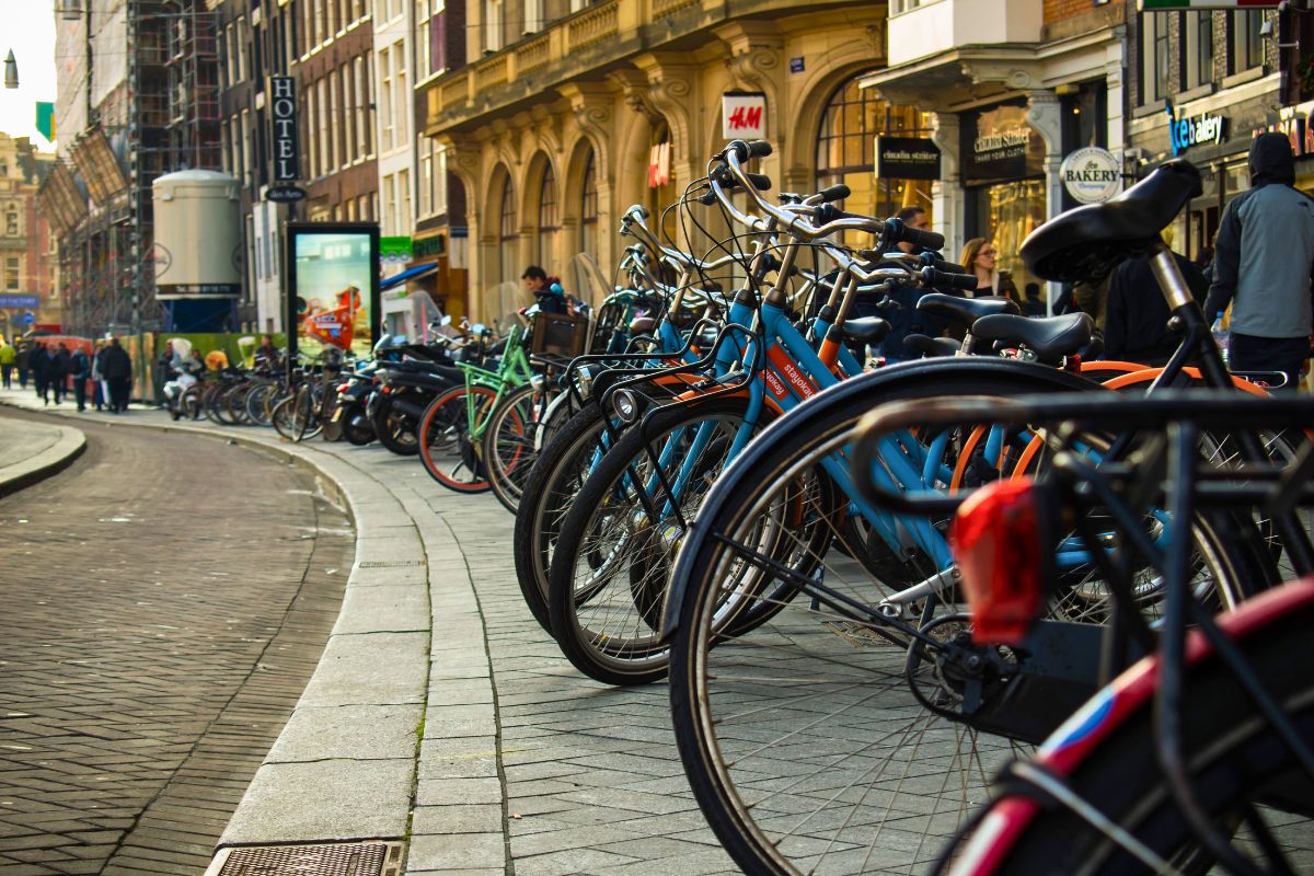 Muitas bicicletas estacionadas na calçada de Amsterdam