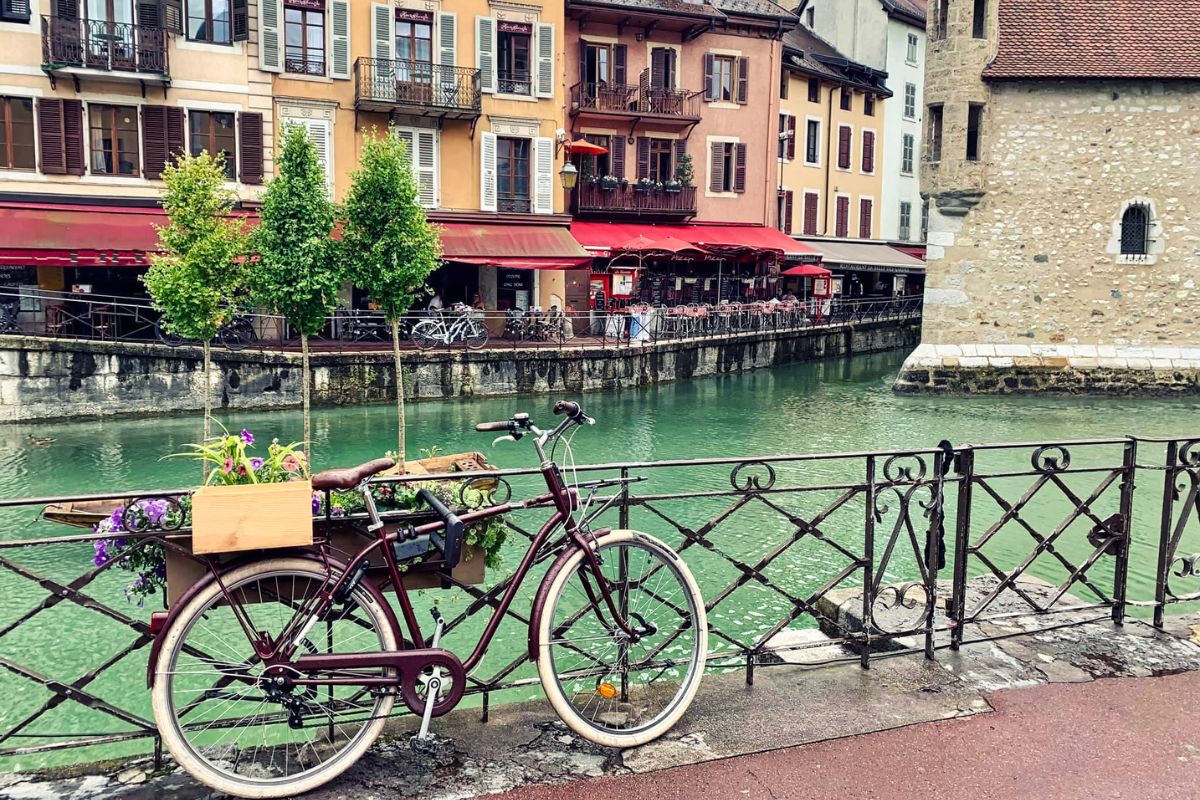 Bicicleta parada na beira do canal de Annecy