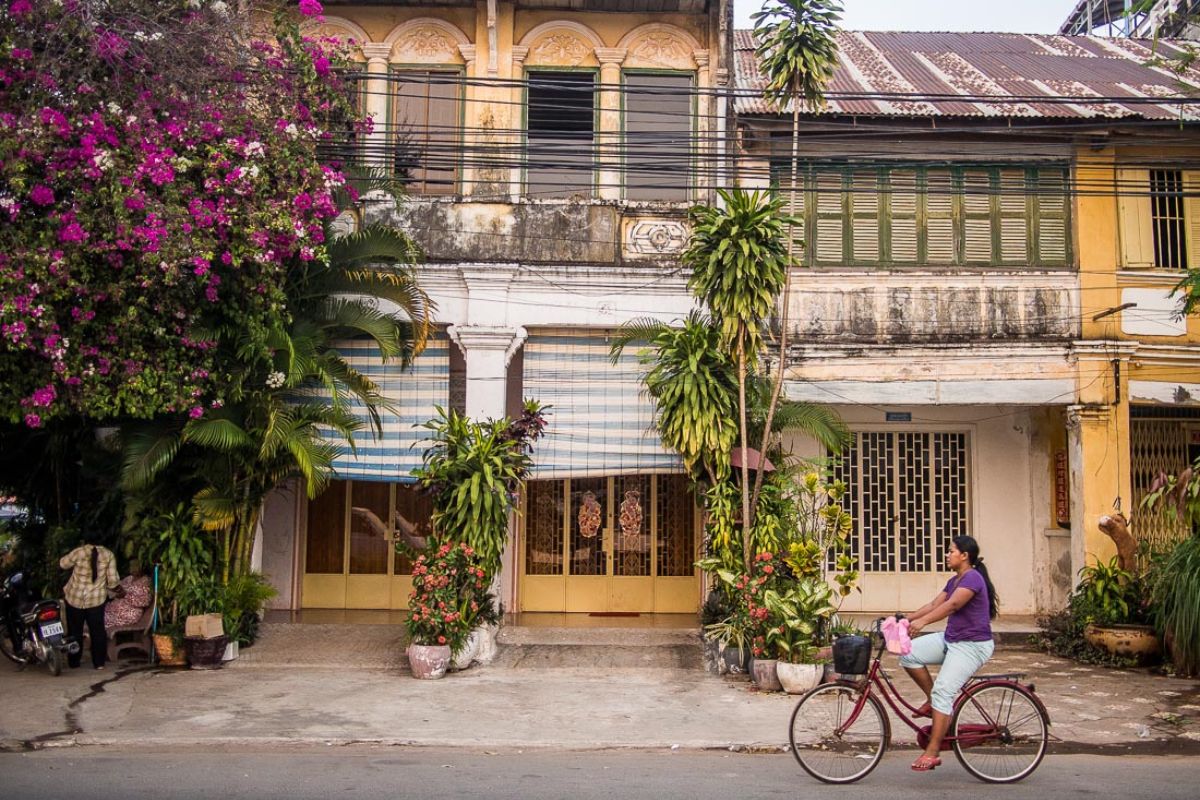 Mulher de bicicleta em Kampot, no Camboja
