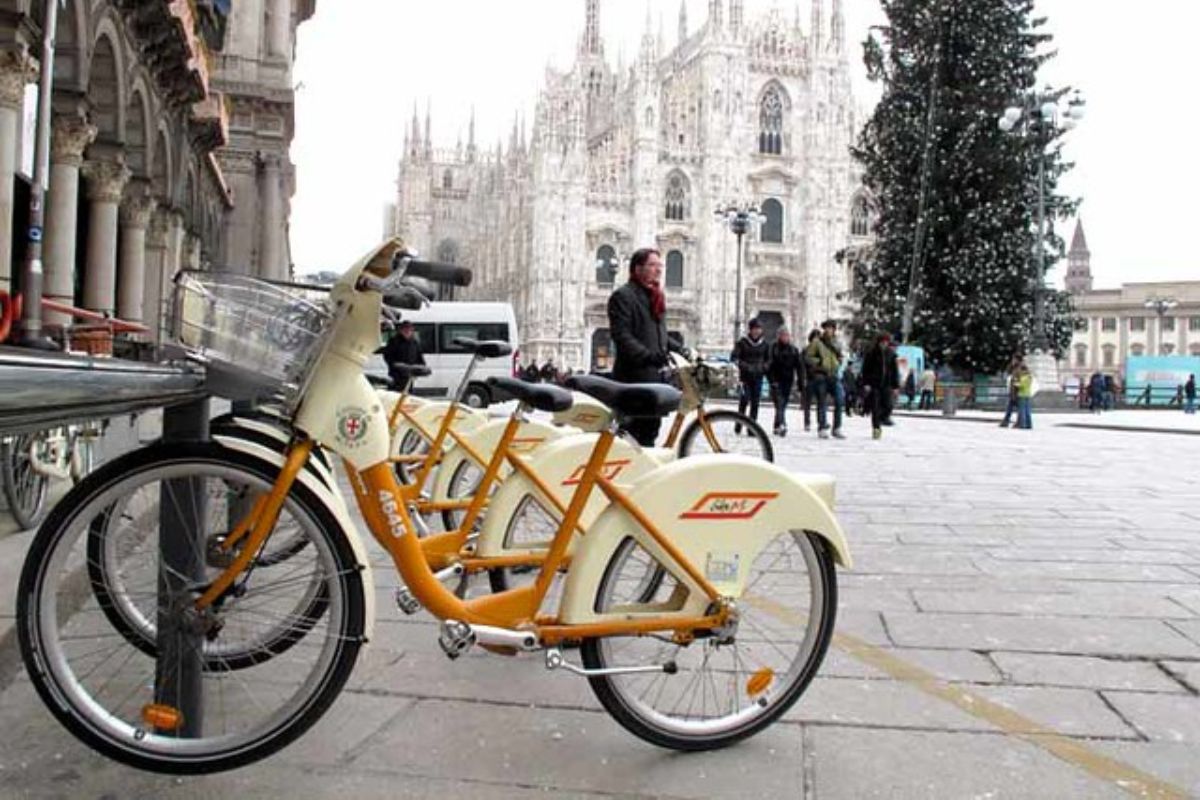 Bicicletas estacionadas em frente à Duomo de Milão