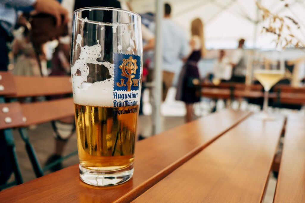 Copo de chope sobre a mesa em um biergarten de Munique