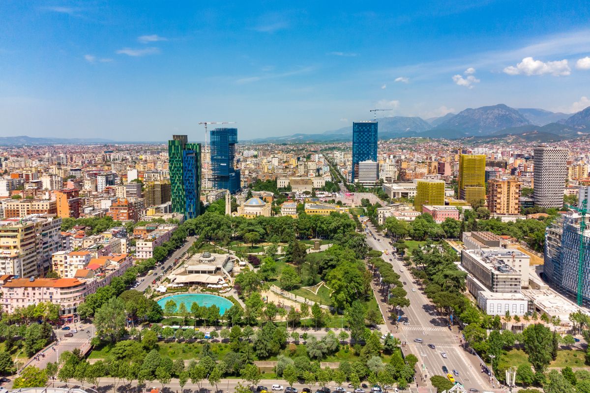 Imagem panorâmica do bairro de Blloku, em Tirana