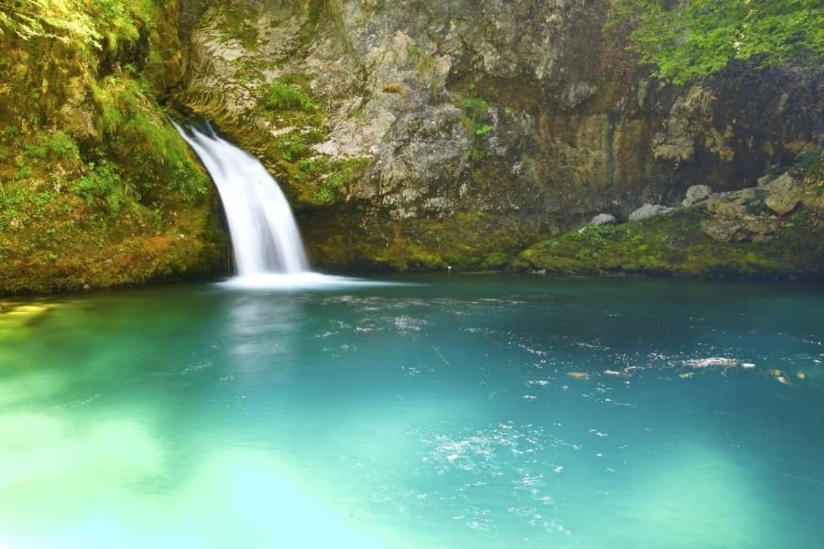 Cachoeira do Blue Eye de Theth, na Albânia