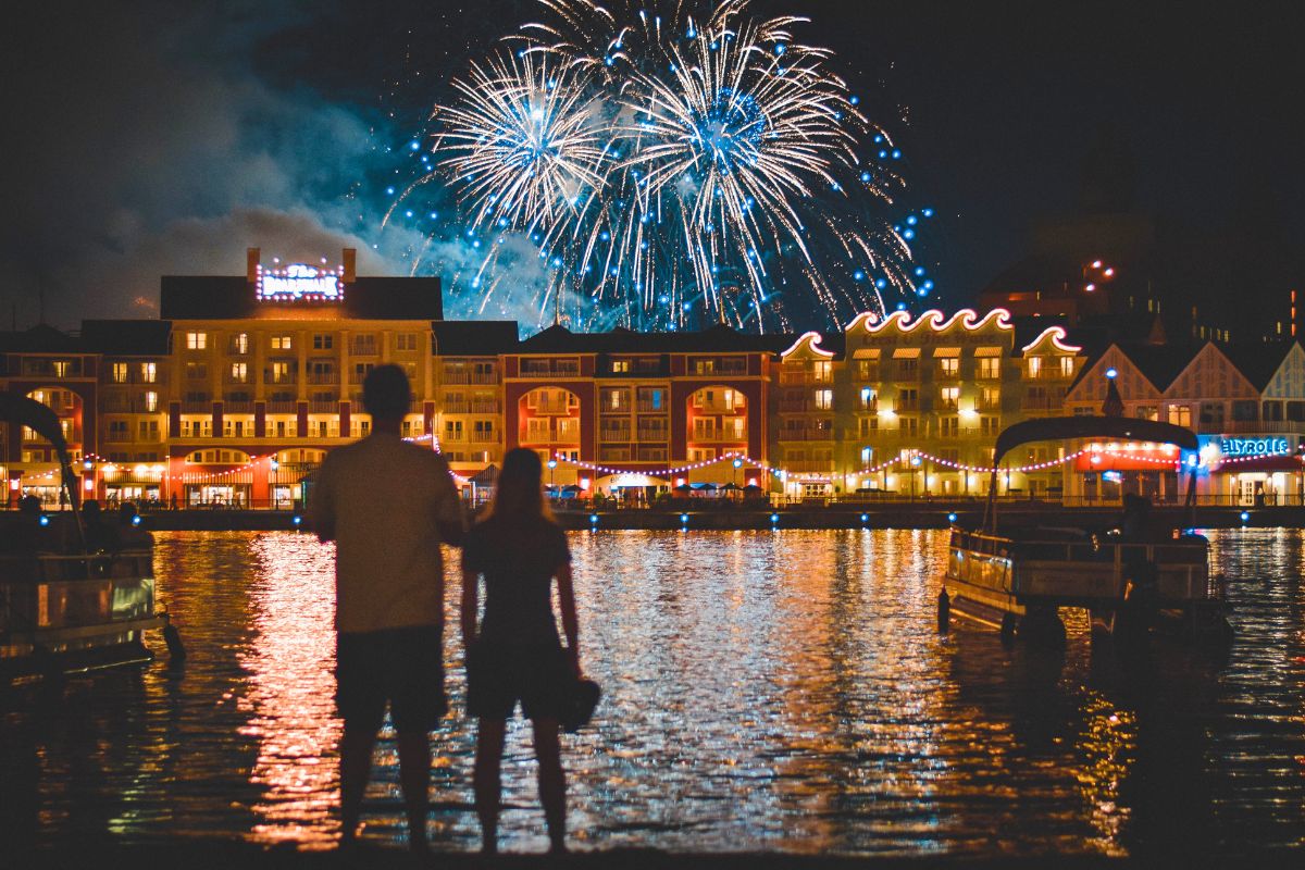 Casal assistindo queima de fogos desde a Boardwalk