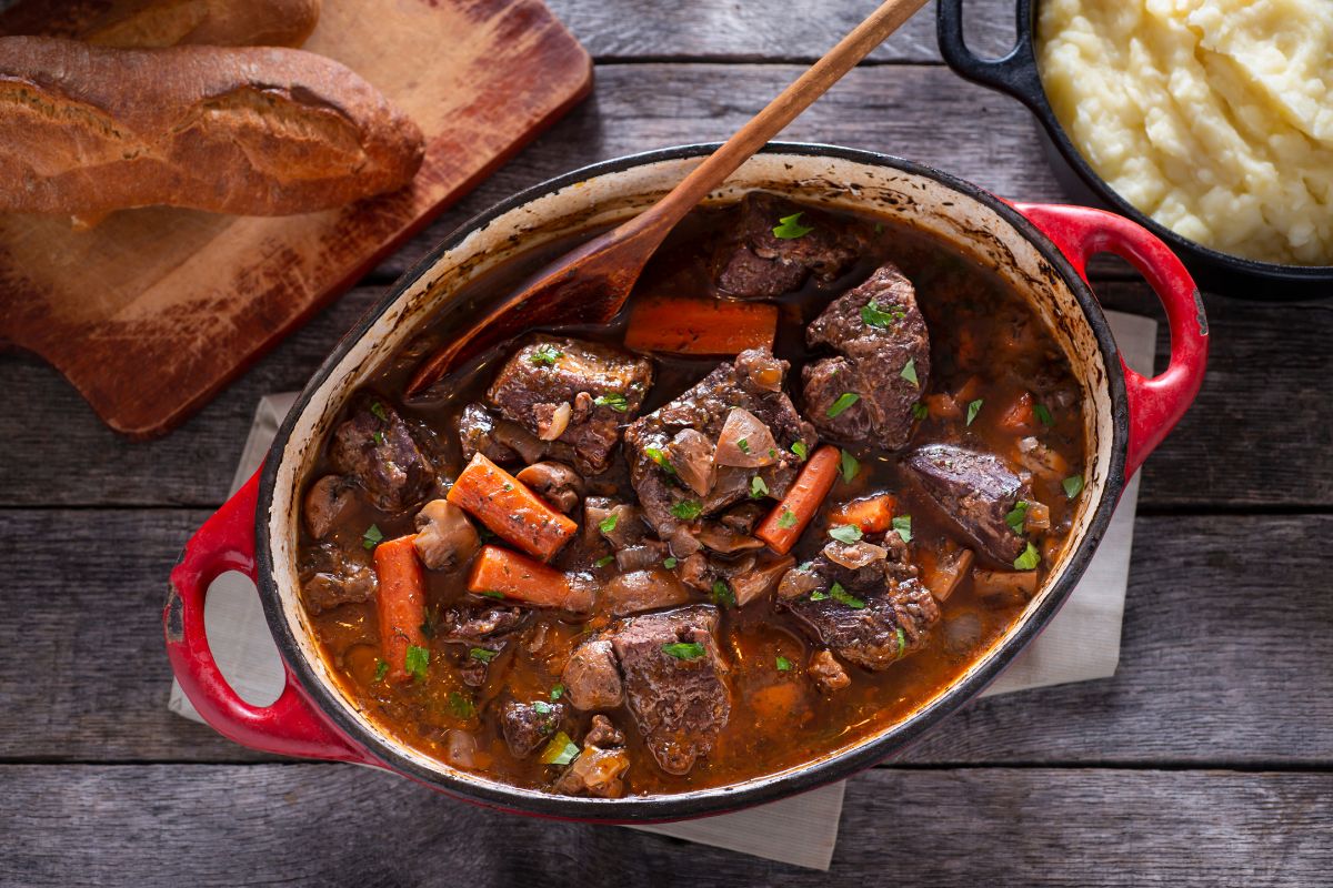 Travessa de Boeuf Bourguignon, prato típico de Paris