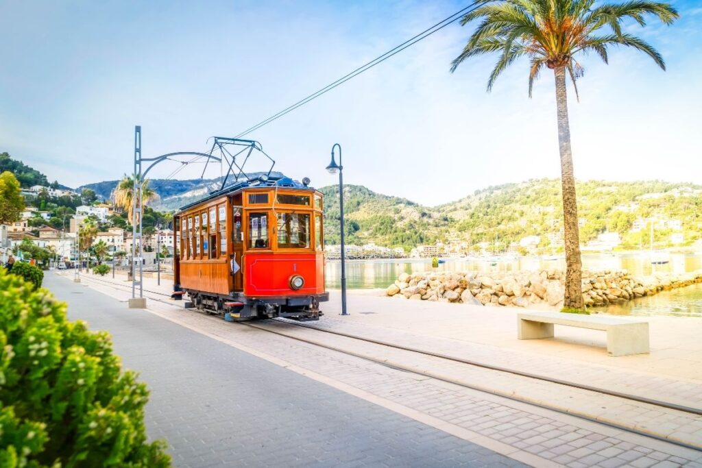 Bonde histórico em Port Soller, na Espanha